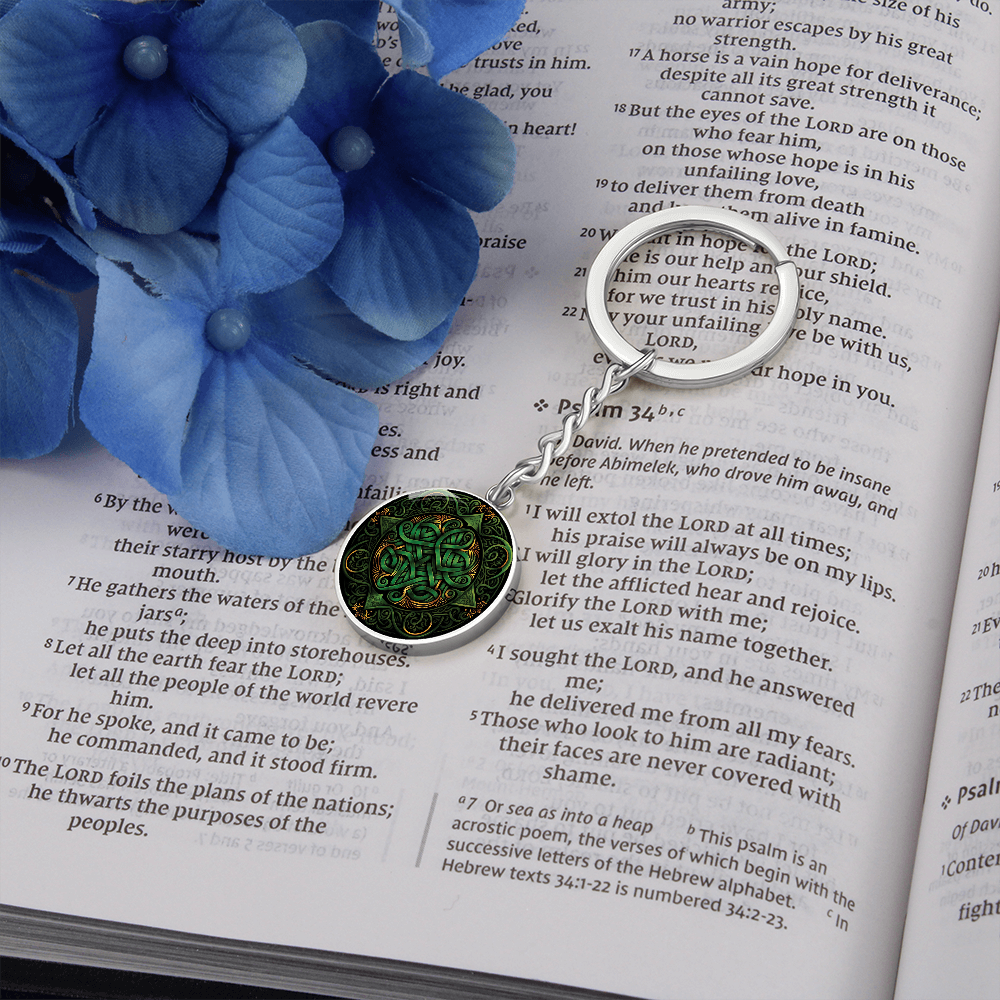 Green Celtic Knot Keychain - Romantic Pendant Jewelry
